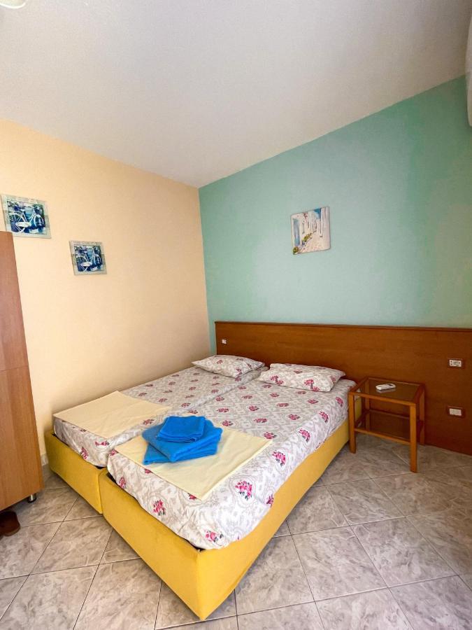 Hostel Andrey Sarande Exterior photo